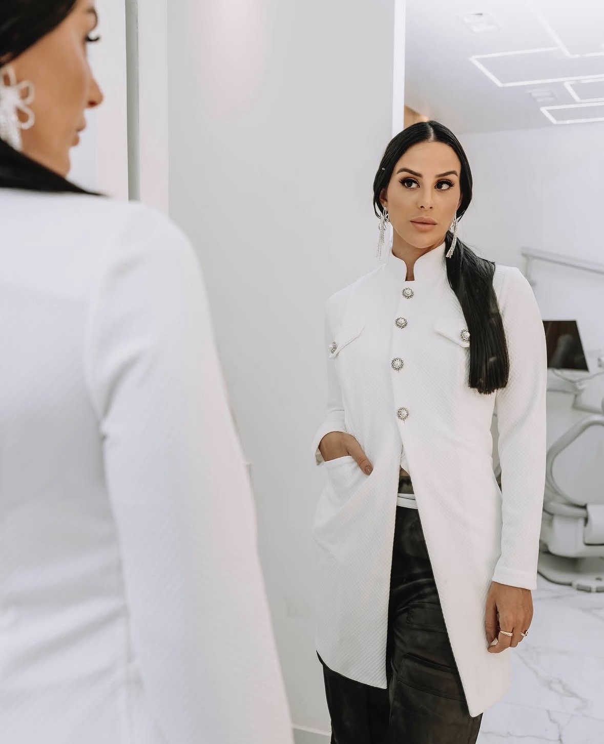 Dra. Carla Carvalho em sua clínica